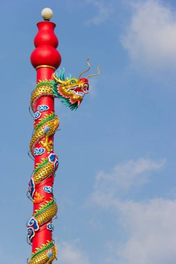 Tayland, Çin tapınağındaki direkte renkli bir ejderha.