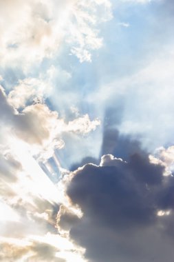 Güneş ışınları kalın bulutları delip geçiyor.