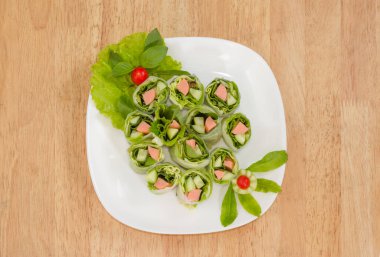 Sebzeli, sosisli taze börek.