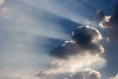 Güneş ışınları kalın bulutları delip geçiyor.