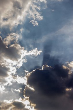 Güneş ışınları kalın bulutları delip geçiyor.