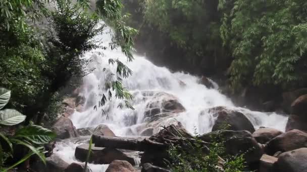 Djupt Vattenfall Khao Khitchakut National Park Thailand — Stockvideo