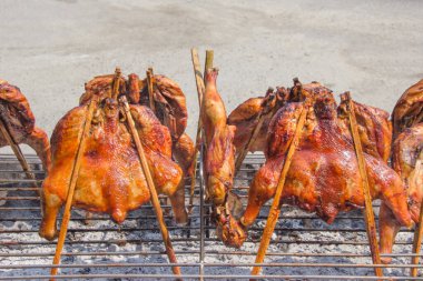Tayland restoranında, açık havada ızgarada ızgara tavuk.