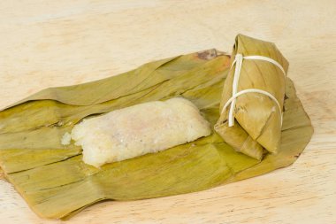 Buharda pilav, ahşap masa üstünde muz, Khao Tom Mad, Tayland tatlıları.