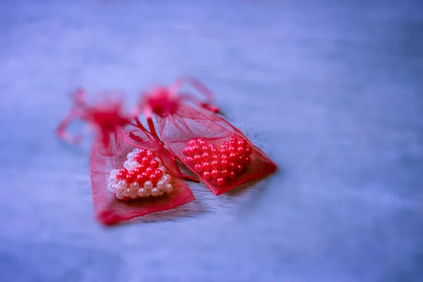 赤いメッシュバッグのバレンタインハート — ストック写真
