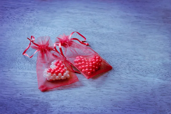 红网袋中的情人节心 — 图库照片