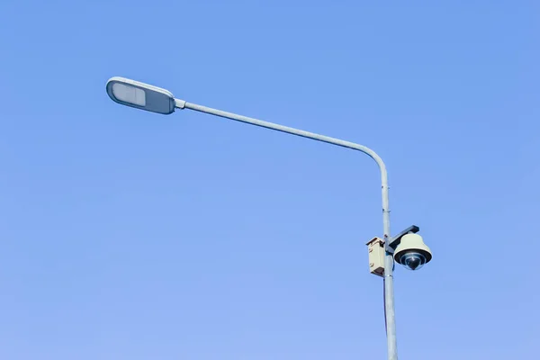 Led街路灯とCctvカメラ — ストック写真