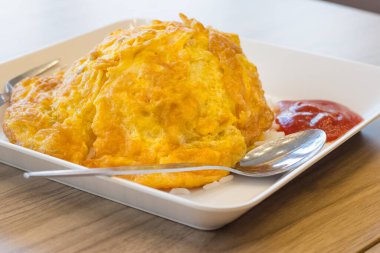 Tabağında omlet olan pirinç.