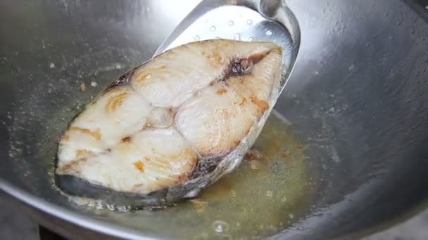 Fritura Peixe Uma Panela Cavala Espanhola Óleo Quente — Vídeo de Stock