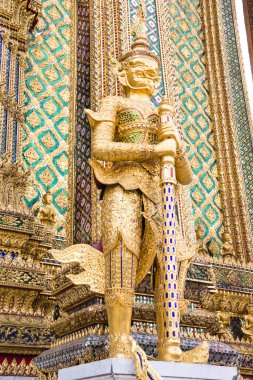 BANGKOK, THAILAND - 25 Ocak 2015 'te Bangkok, Tayland' da Wat Phra Kaew Grand Palace 'ın altın iblis koruyucusu.