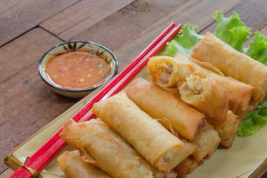 Kızarmış bahar, ahşap arka planda yiyecek yuvarlar.