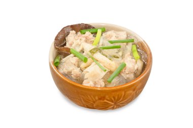 Beyaz arka planda erişteli domuz eti çorbası.