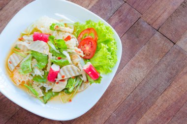 Ahşap arka planda Tayland mutfağı baharatlı domuz salatası veya Yum Moo Yor