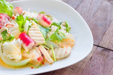 Ahşap arka planda Tayland mutfağı baharatlı domuz salatası veya Yum Moo Yor