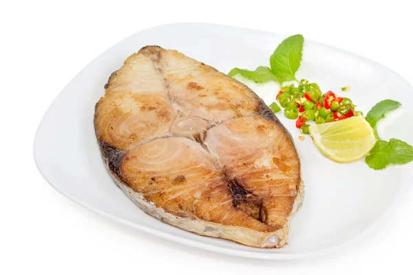 King Makreel Biefstuk Witte Achtergrond Gebakken Vis — Stockfoto