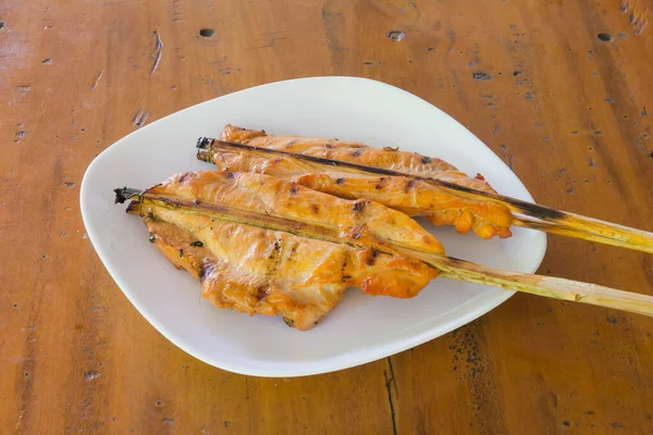 Poulet Grillé Sur Plat Blanc Fond Bois — Photo