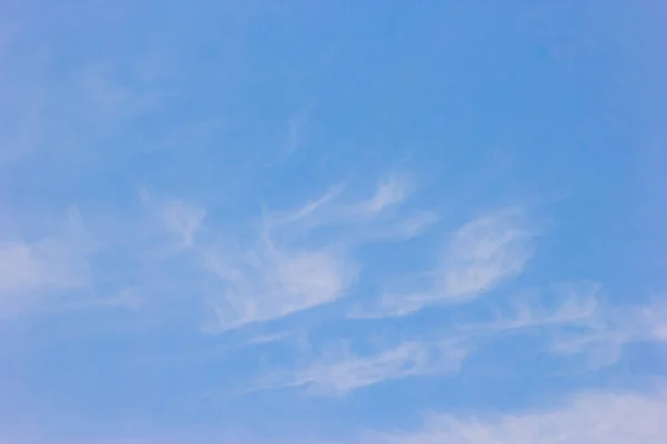 Fehér Bolyhos Felhők Kék Égen — Stock Fotó
