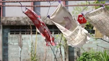 Rüzgarda çamaşır ipinde çırpınan çamaşırları.
