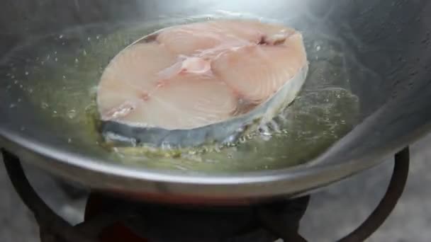 Pescado Frito Una Sartén Caballa Española Aceite Caliente — Vídeo de stock