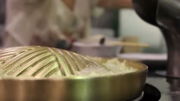 Pişirmeden Önce Haşlanmış Sebzeli Pirinç Tava — Stok video