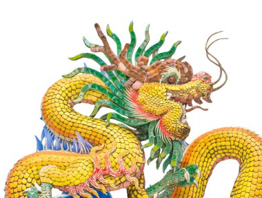 Beyaz arka planda izole edilmiş altın ejder heykeli