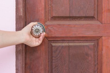 Kadın eli kapıyı açıyor.