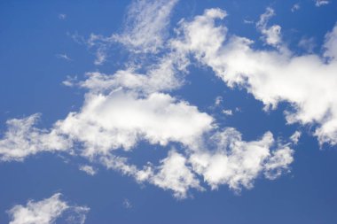 Mavi gökyüzünde beyaz kabarık bulutlar