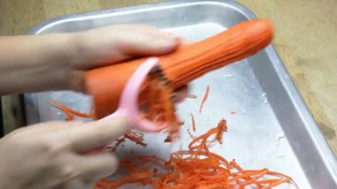 Elleri havuç dilimleyici.