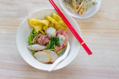 Köfteli erişte ve kırmızı sos veya yong tau foo, Tayland eriştesi