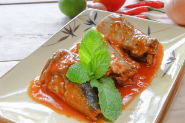 Tabakta domates soslu uskumru.