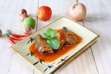 Tabakta domates soslu uskumru.