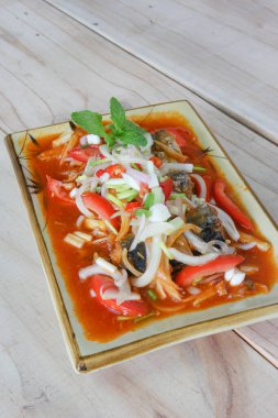 Domates soslu uskumru salatası.