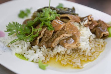 Chitterlings güveci ile kaplanmış pirinci kapat.