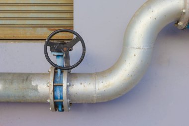 Duvarlı endüstriyel su vanası.