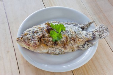 Tahta arka planda tuzlu ızgara balık, Tayland yemeği.