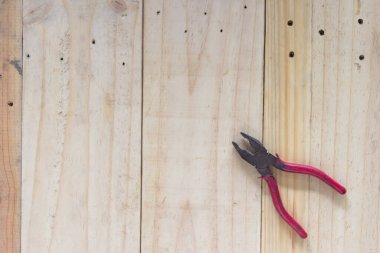 Ahşap arka planda kırmızı kerpeten