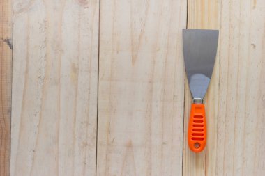 Ahşap arka planda metal spatula