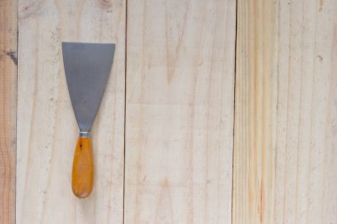 Ahşap arka planda metal spatula