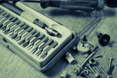 tornavida tahta arkaplanda ayarlandı, vintage efekt süzgeci