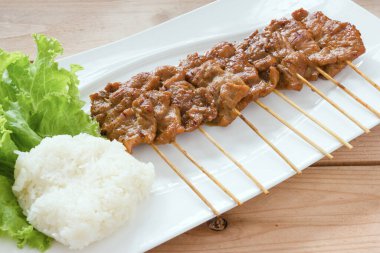 Izgara domuz eti ve pilav.