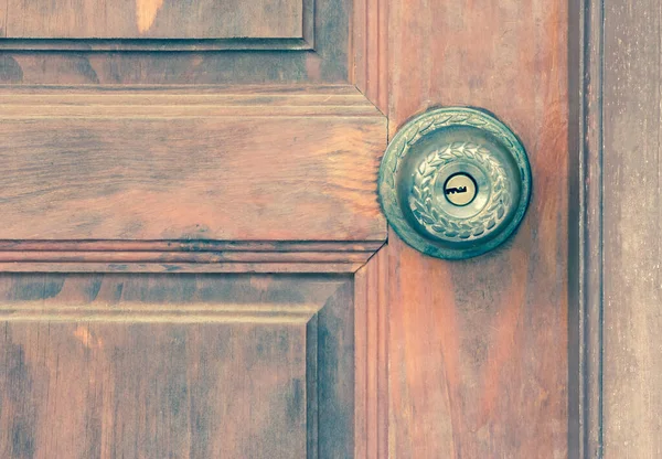 古い木製のドアのノブ ヴィンテージ効果フィルター — ストック写真