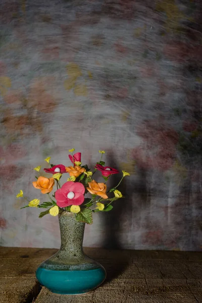 Vas Blomma Med Träplattform Stilleben — Stockfoto