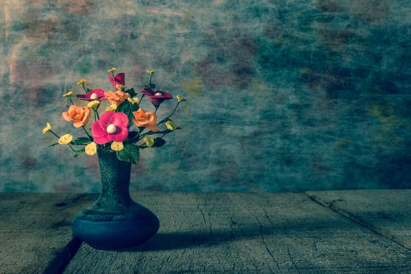 Vas Blomma Med Träplattform Ljus Vintage Ton Filter Bearbetning — Stockfoto