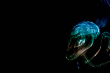 Duman şeklinde canavar, siyah arkaplan.