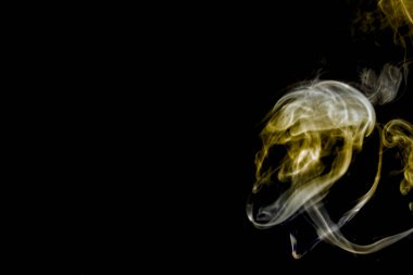 Duman şeklinde canavar, siyah arkaplan.