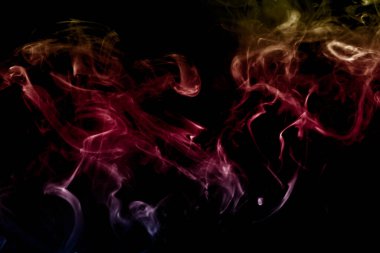 Duman şeklinde canavar, siyah arkaplan.