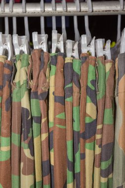 Dükkandaki askılı askeri gömleği kapat