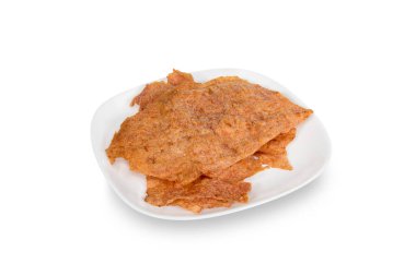 Beyaz arka planda izole edilmiş dilimlenmiş kurutulmuş ve gevrek domuz eti yaprakları..