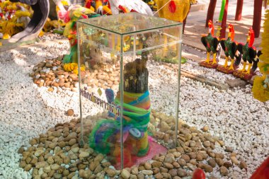 SAMUT SAKHON, THAILAND - 20 EYLÜL Pantai Norasingh Pantai Norasingh Tapınağı, 20 Eylül 2015 tarihinde Tayland Samut Sakhon 'da efsanevi dümenci.