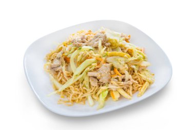 Kızarmış erişteyi beyaz arka planda izole edilmiş bir tabakta karıştır.